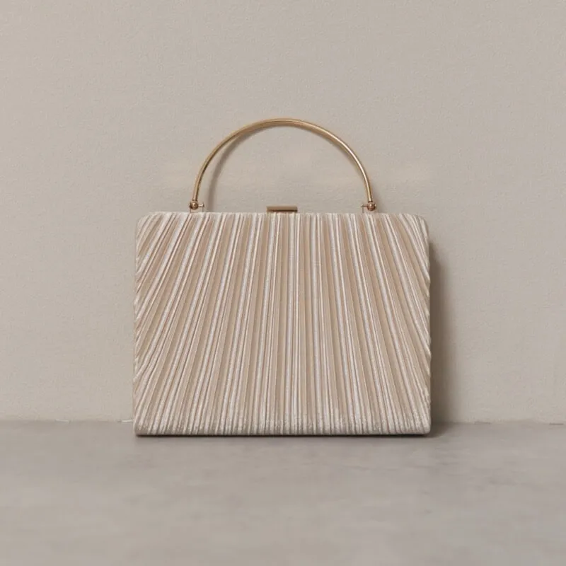 ベージュのオルガンプリーツパーティーバッグ