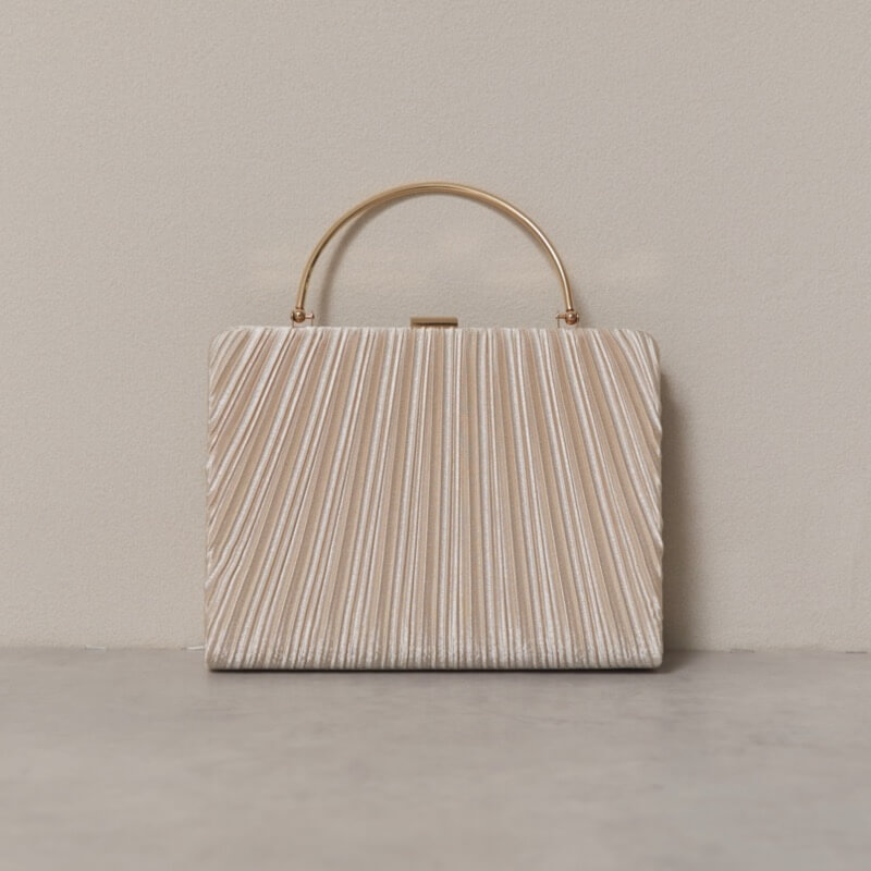 ベージュのオルガンプリーツパーティーバッグ