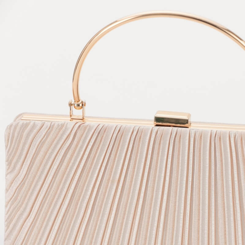 ベージュのオルガンプリーツパーティーバッグ