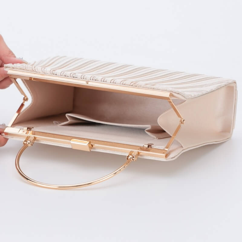 ベージュのオルガンプリーツパーティーバッグ