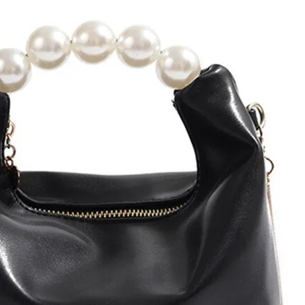 ブラックのパールハンドルミニバッグ