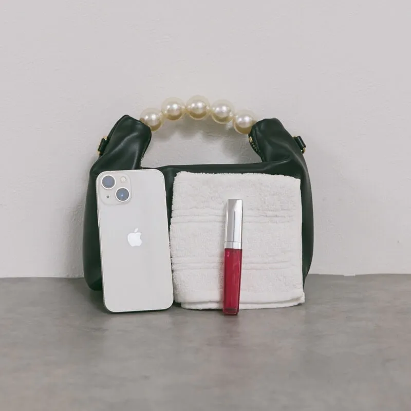 ブラックのパールハンドルミニバッグ