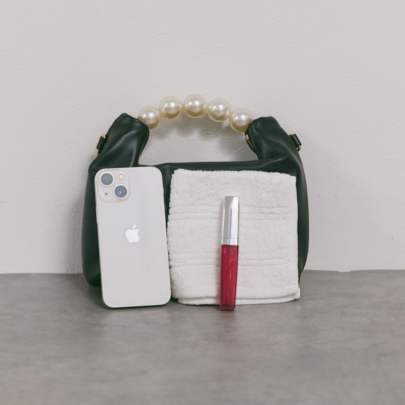 ブラックのパールハンドルミニバッグ