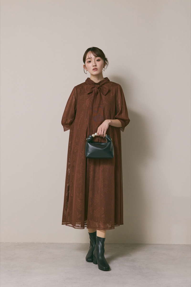 ブラックのパールハンドルミニバッグ