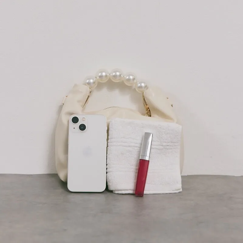 ホワイトのパールハンドルミニバッグ