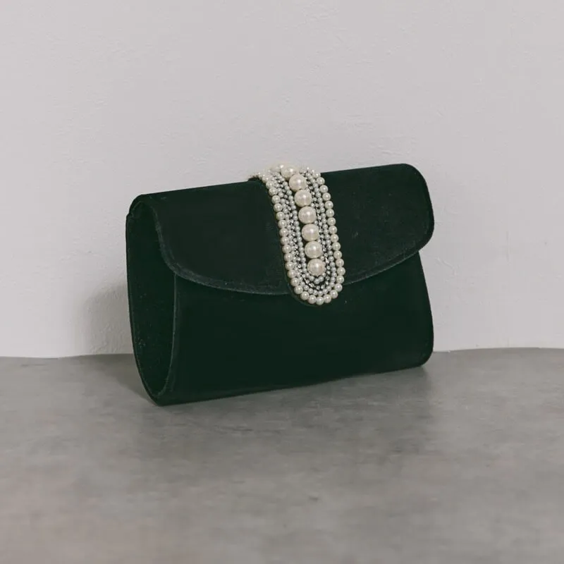 ブラックのベロア×パールフラップミニバッグ