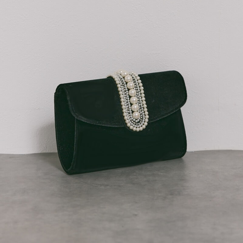 ブラックのベロア×パールフラップミニバッグ