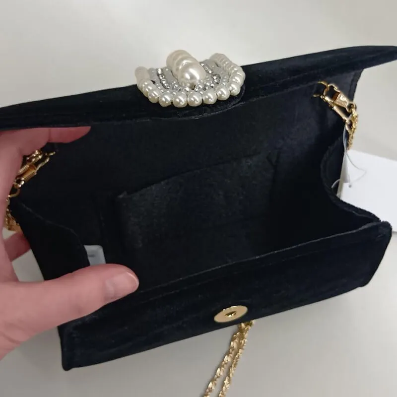 ブラックのベロア×パールフラップミニバッグ
