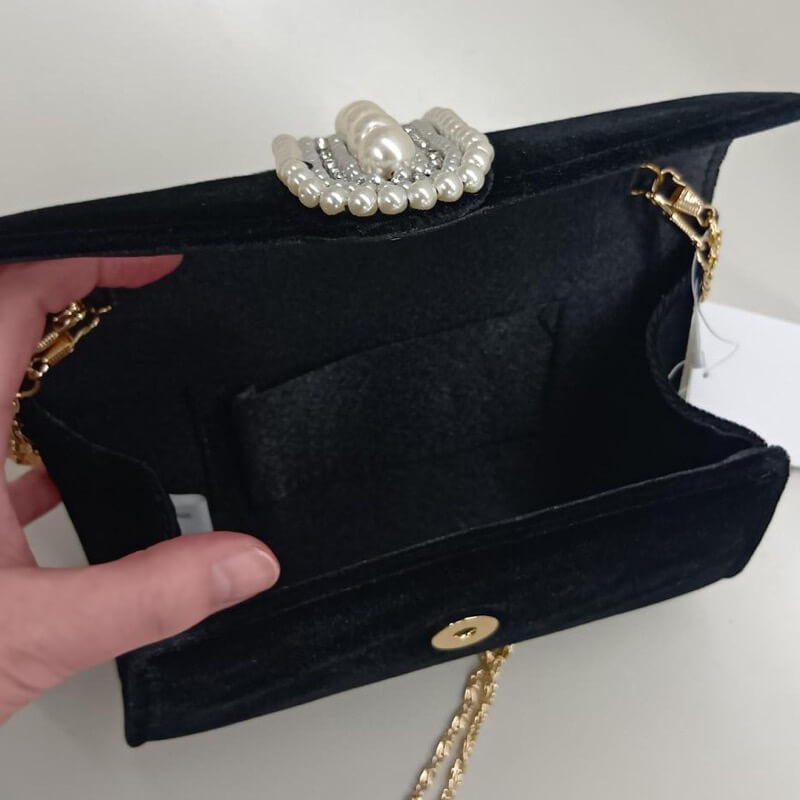 ブラックのベロア×パールフラップミニバッグ