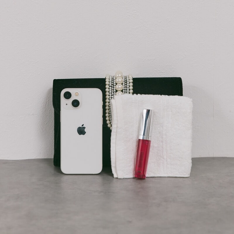 ブラックのベロア×パールフラップミニバッグ