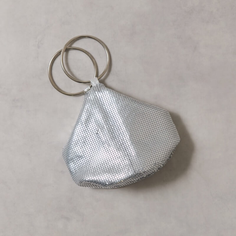 シルバーのメタルメッシュリングハンドルバッグ