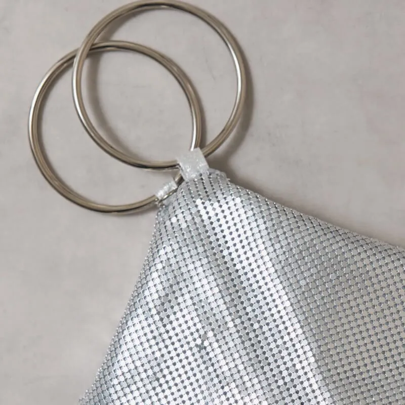 シルバーのメタルメッシュリングハンドルバッグ