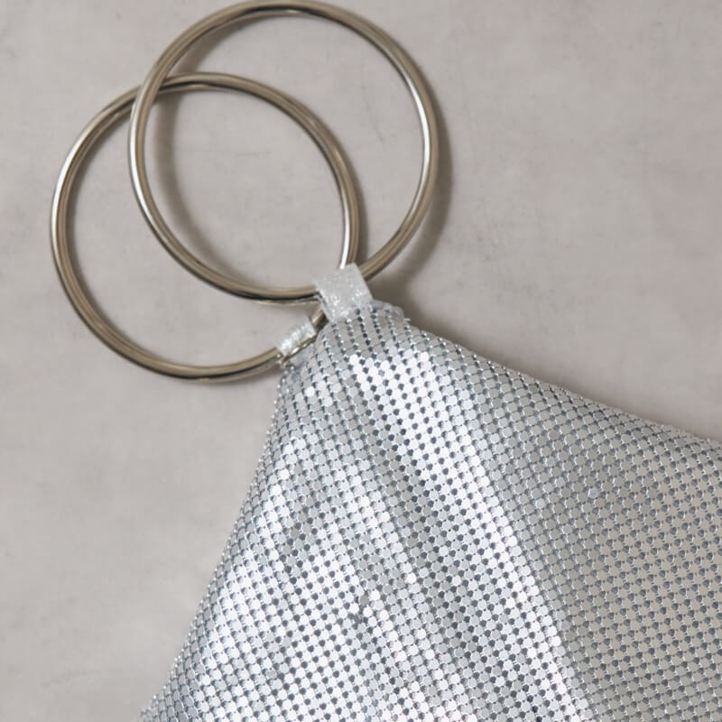 シルバーのメタルメッシュリングハンドルバッグ