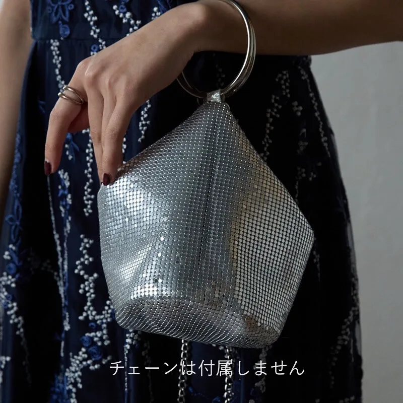 シルバーのメタルメッシュリングハンドルバッグ