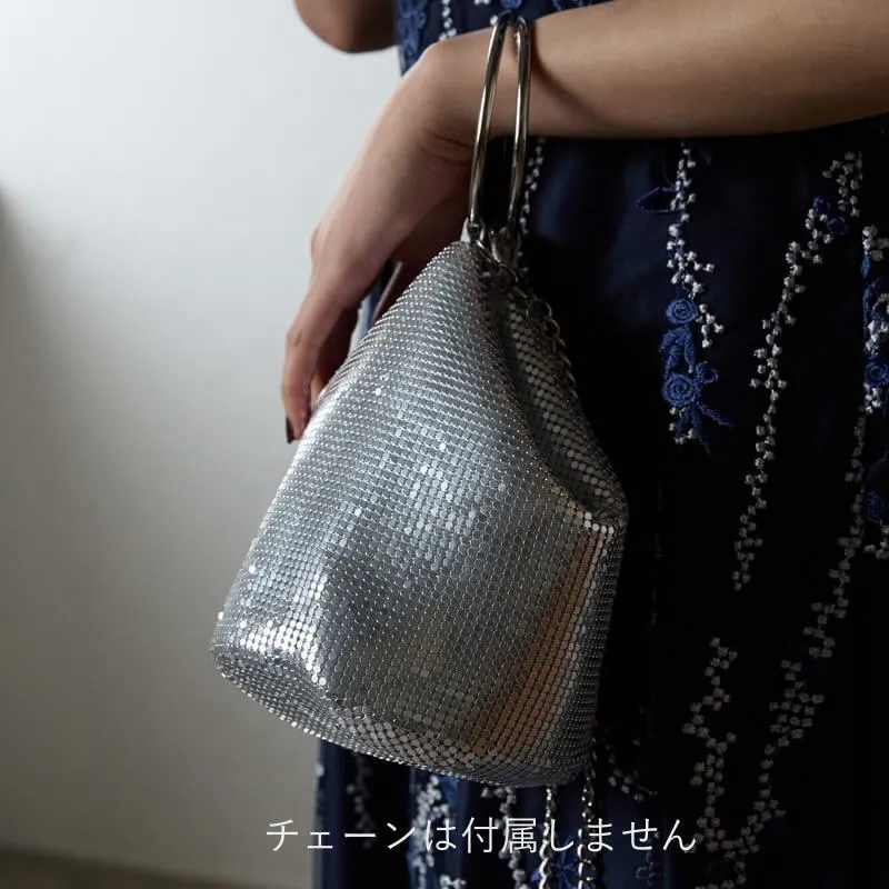 シルバーのメタルメッシュリングハンドルバッグ