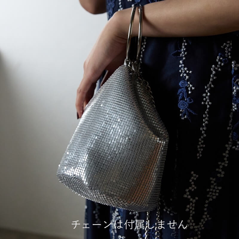 シルバーのメタルメッシュリングハンドルバッグ