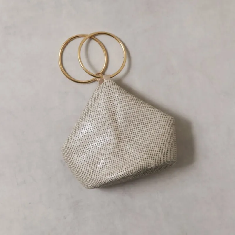 ベージュのメタルメッシュリングハンドルバッグ