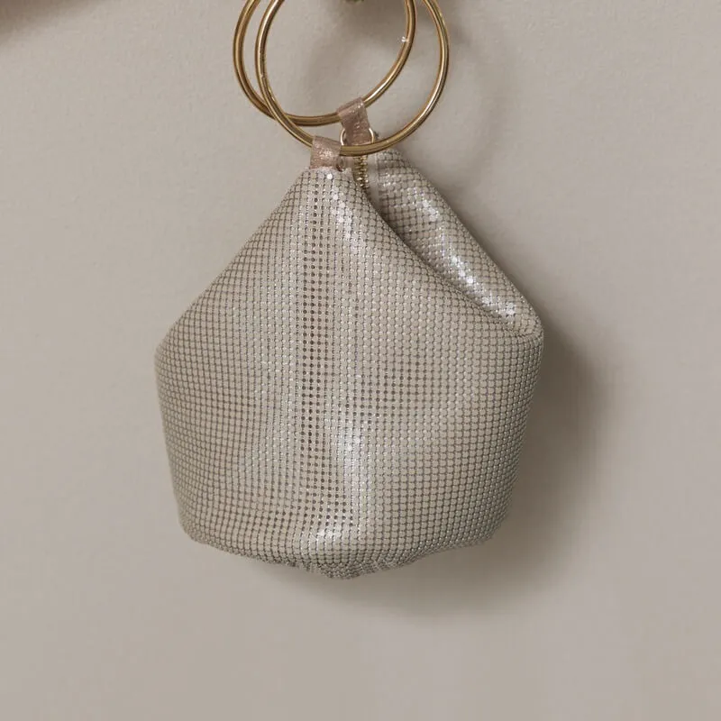 ベージュのメタルメッシュリングハンドルバッグ