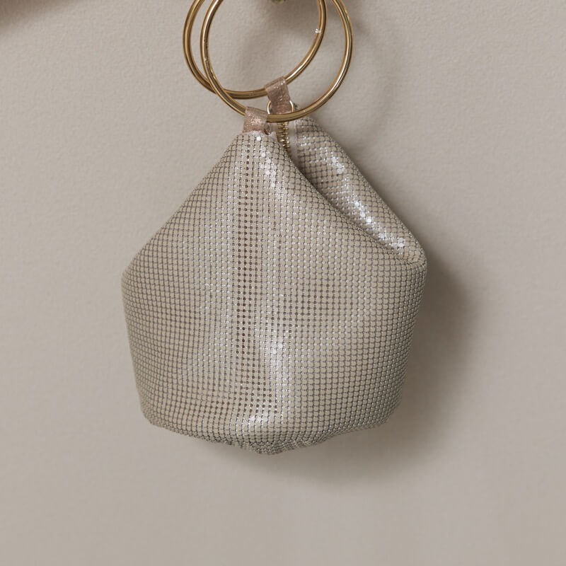 ベージュのメタルメッシュリングハンドルバッグ