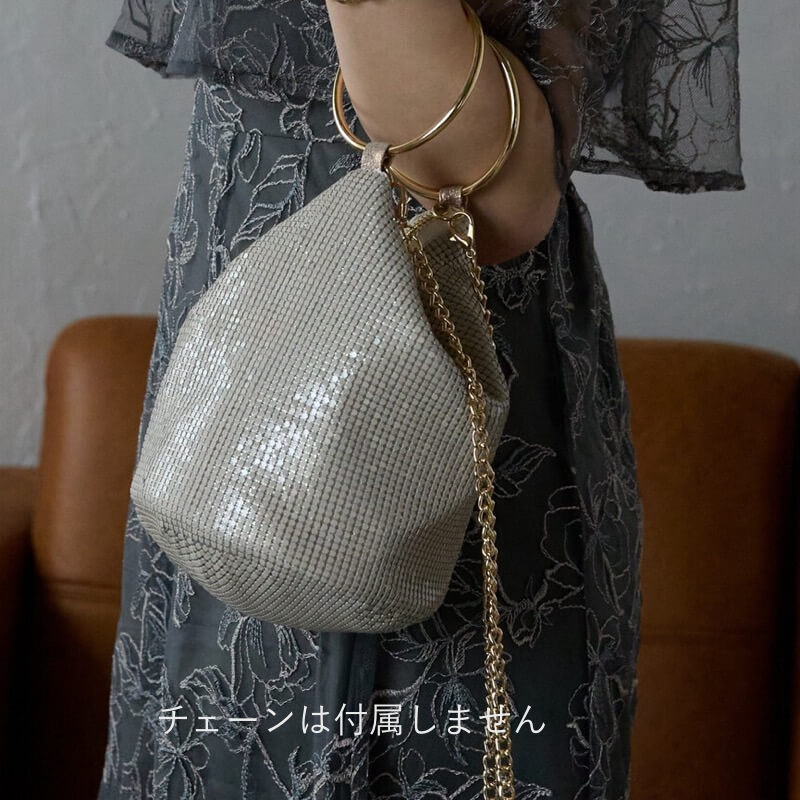 ベージュのメタルメッシュリングハンドルバッグ