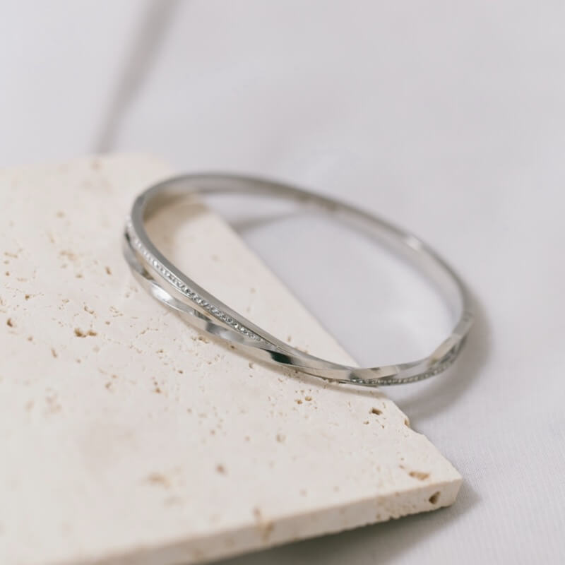 シルバーのストーン付バングル