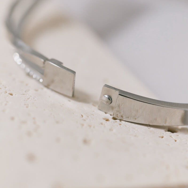 シルバーのストーン付バングル