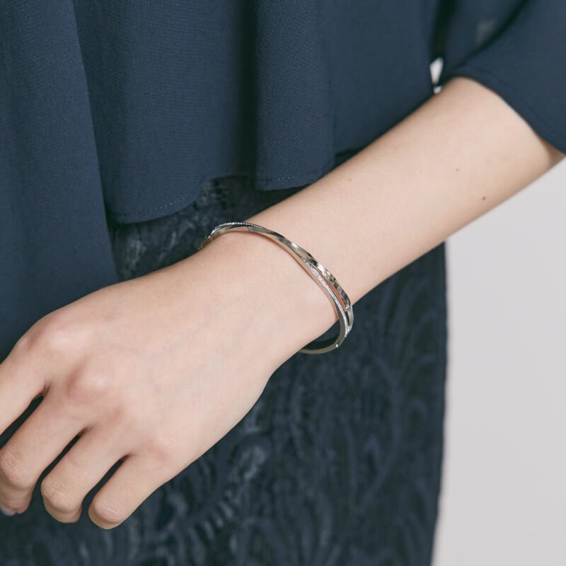 シルバーのストーン付バングル