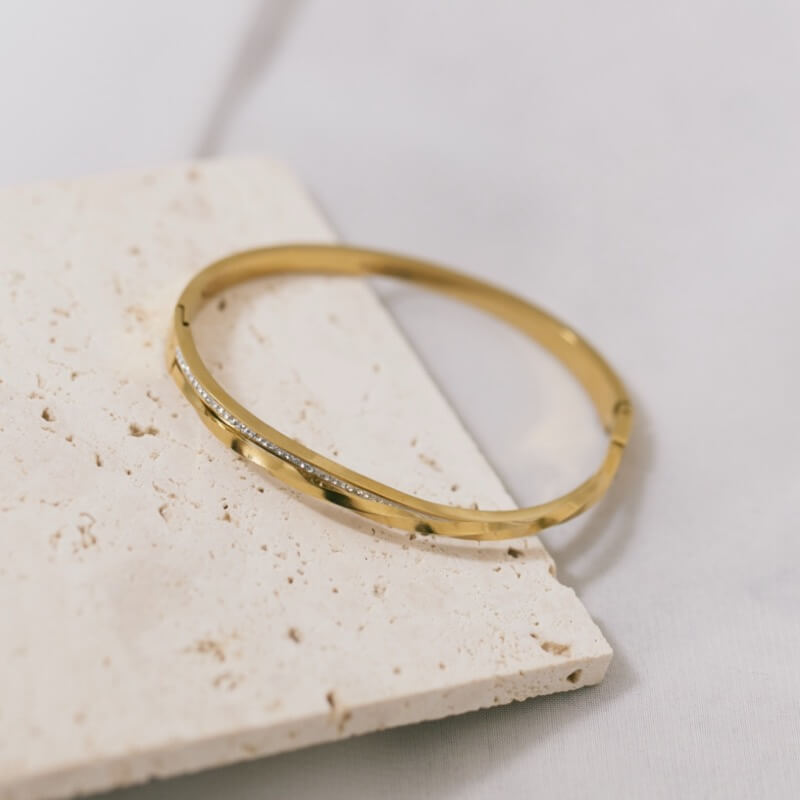 ゴールドのストーン付バングル