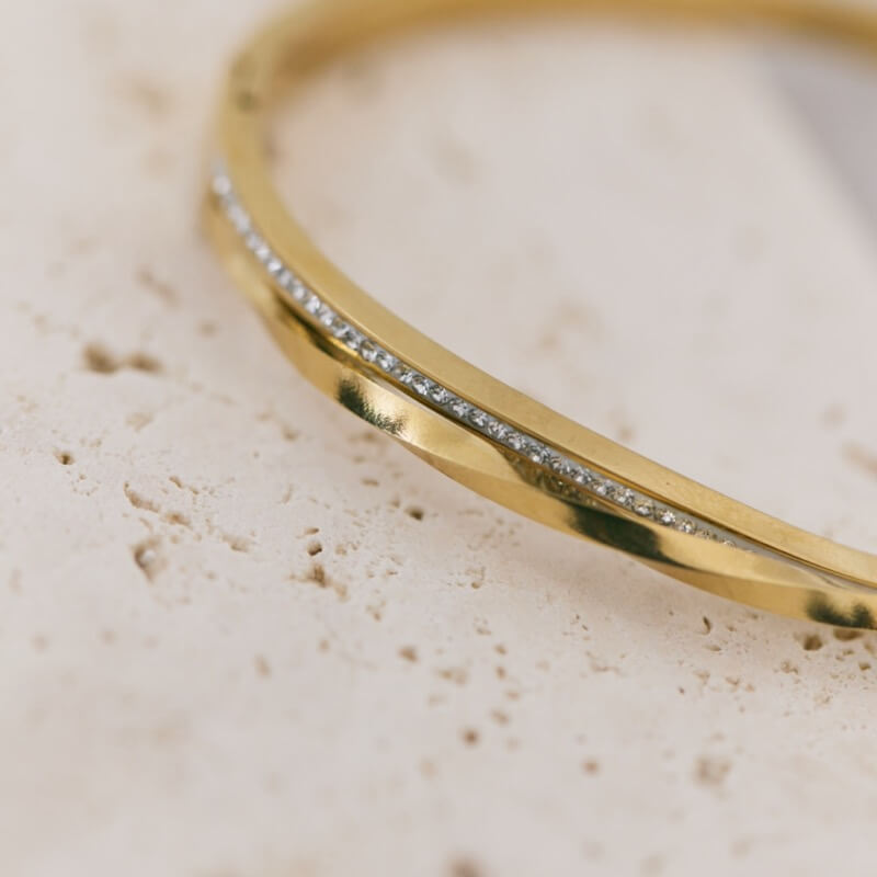 ゴールドのストーン付バングル