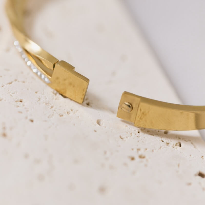 ゴールドのストーン付バングル