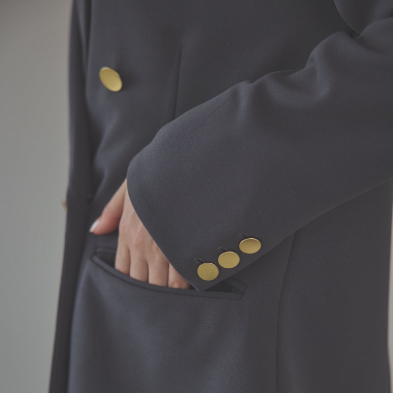 チャコールグレーのダブルジャケット