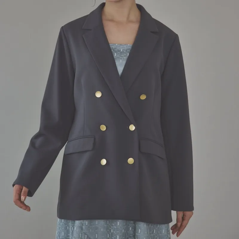 チャコールグレーのダブルジャケット