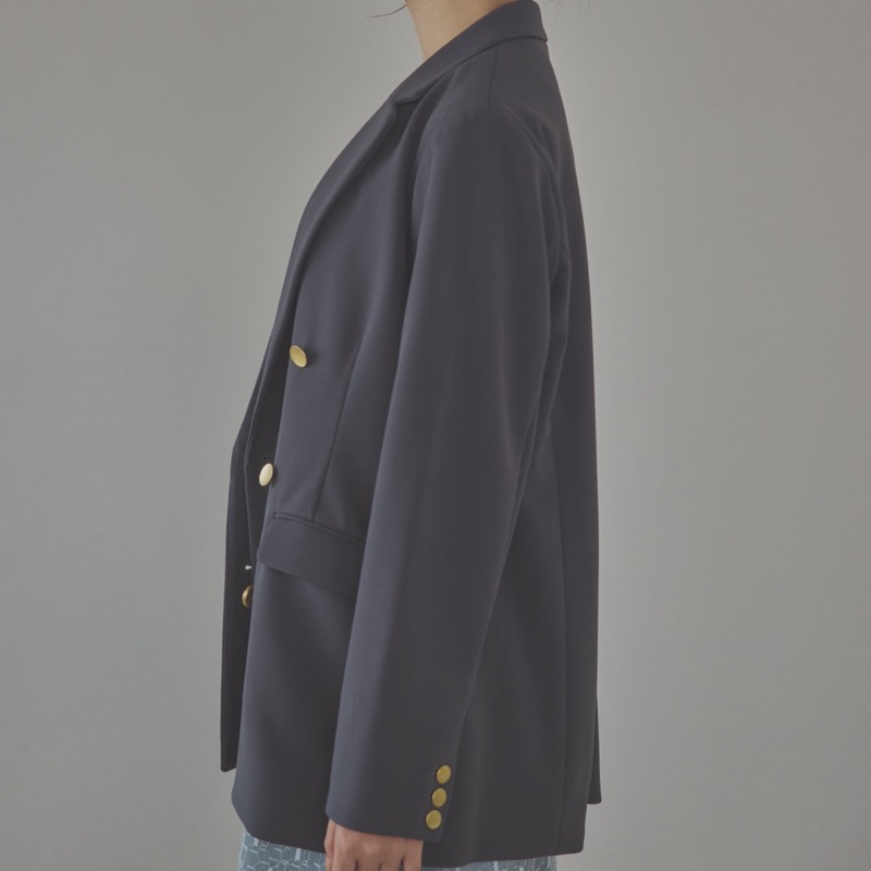 チャコールグレーのダブルジャケット