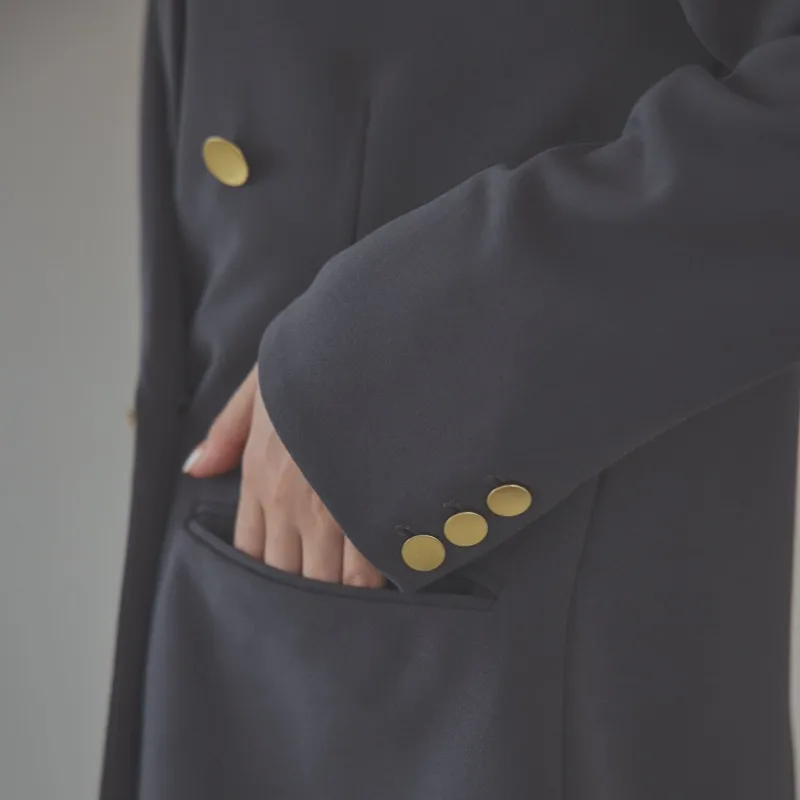 チャコールグレーのダブルジャケット