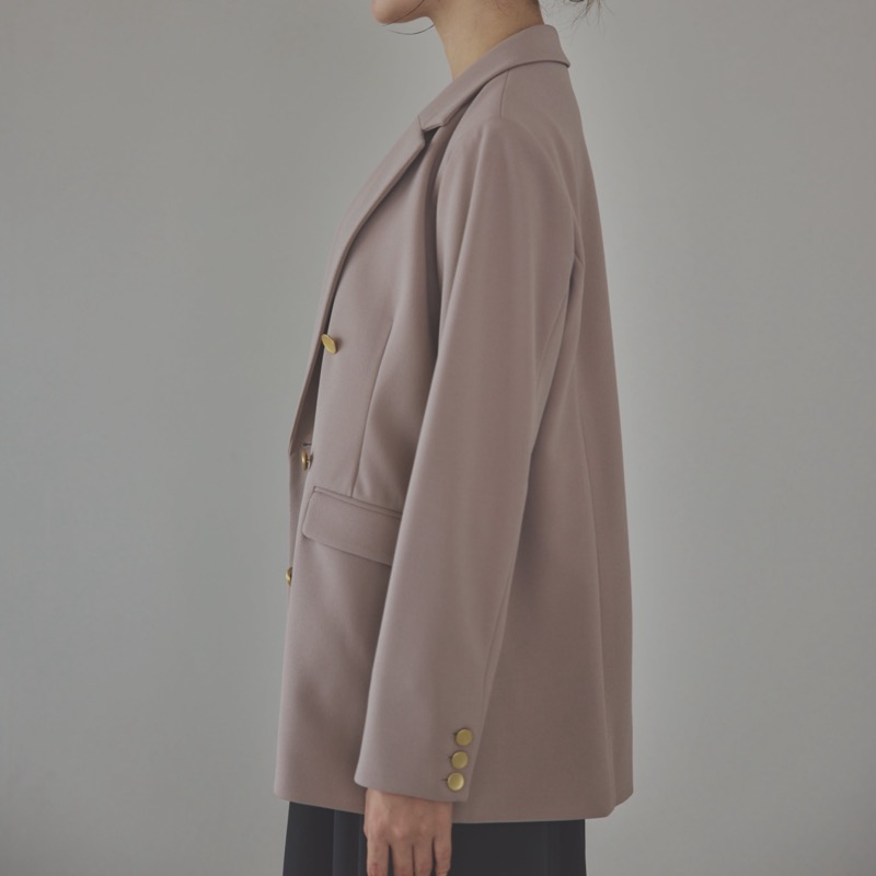 ベージュのダブルジャケット