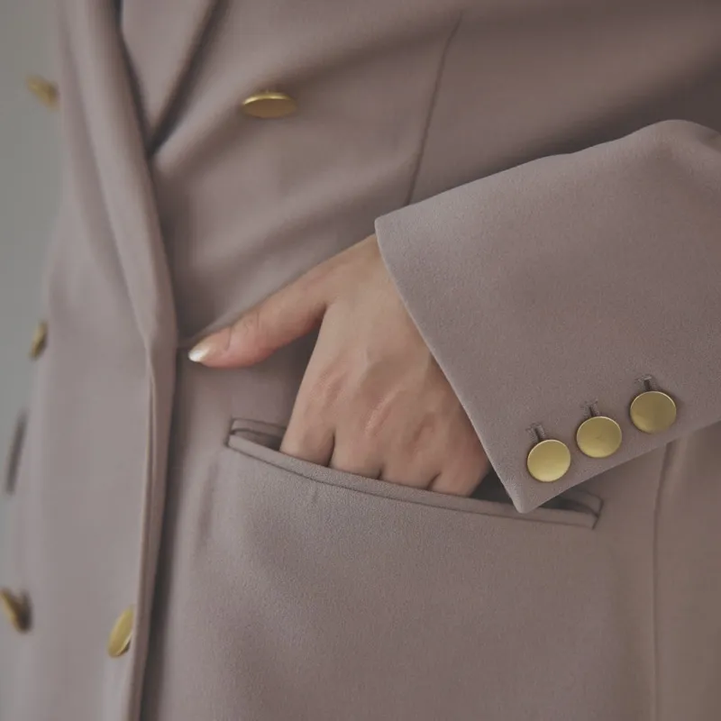 ベージュのダブルジャケット