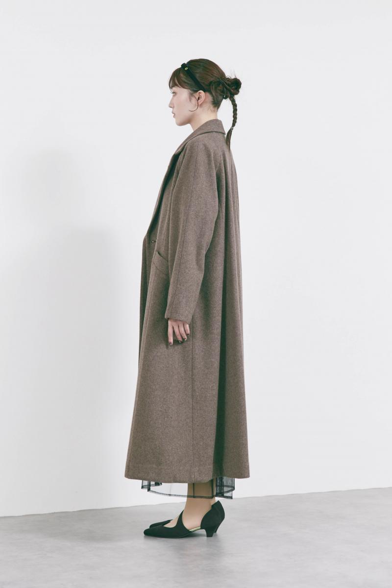 ブラウンのウールロングコート