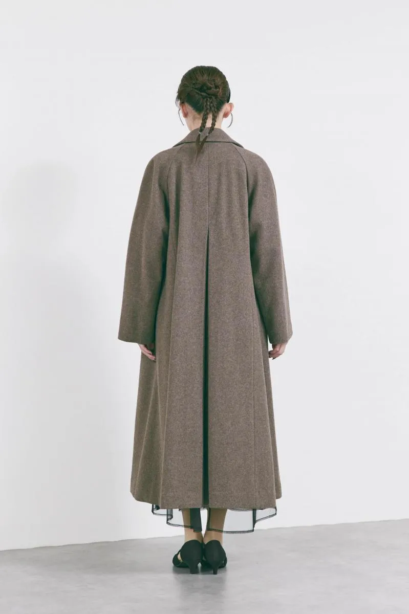 ブラウンのウールロングコート