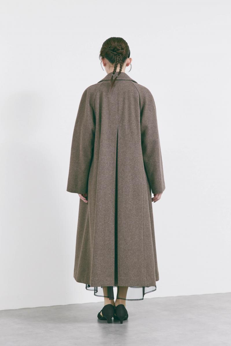 ブラウンのウールロングコート