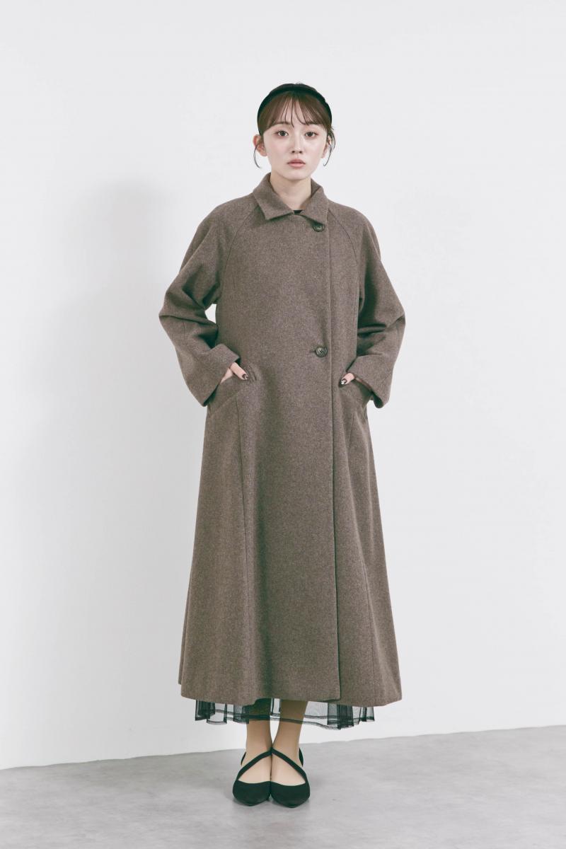 ブラウンのウールロングコート