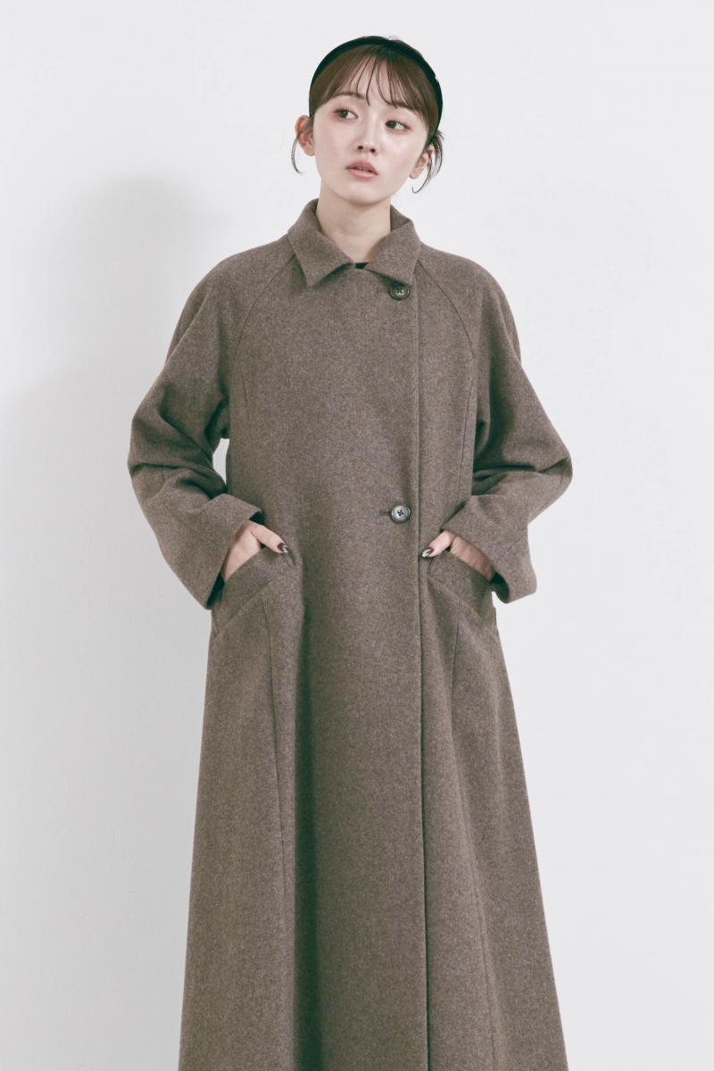ブラウンのウールロングコート