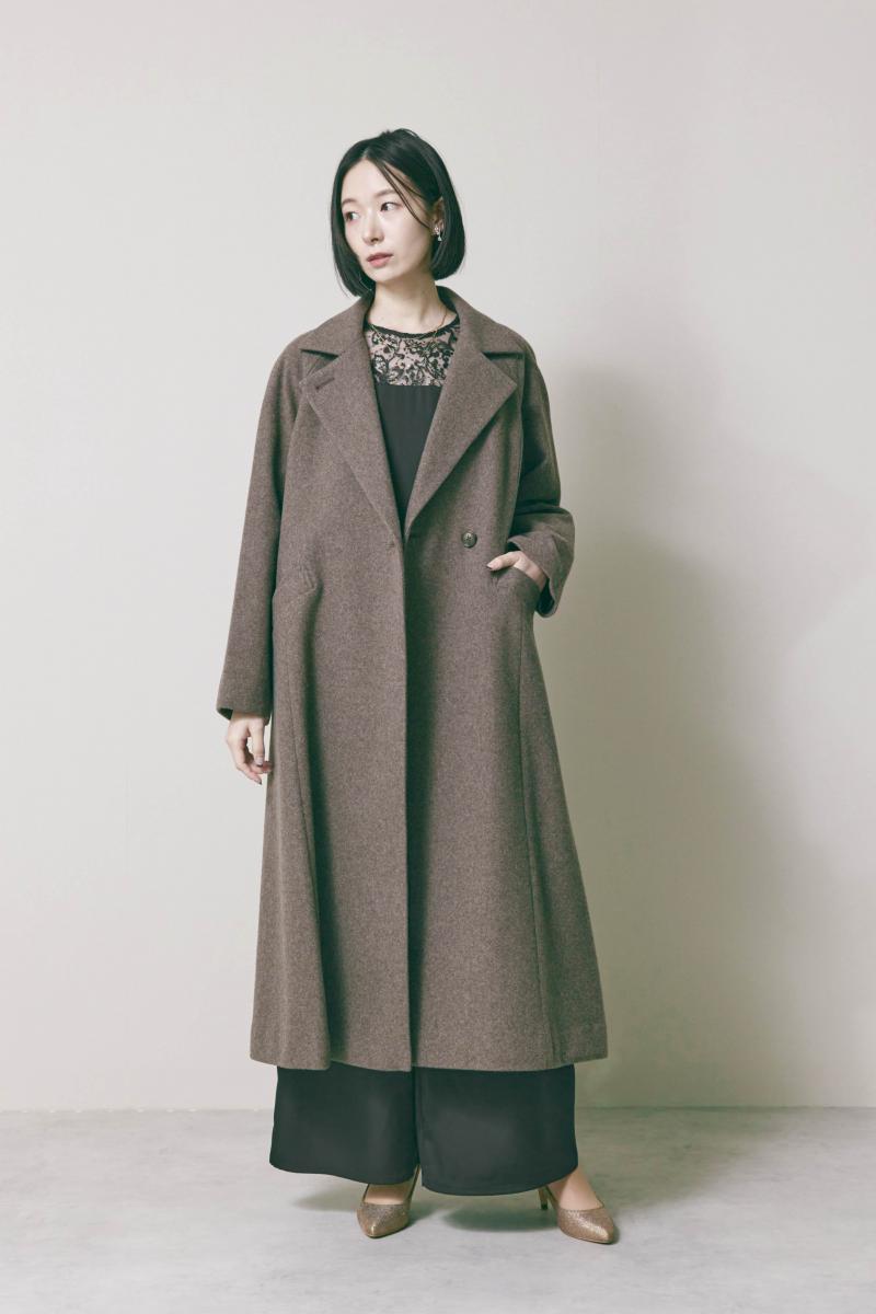 ブラウンのウールロングコート