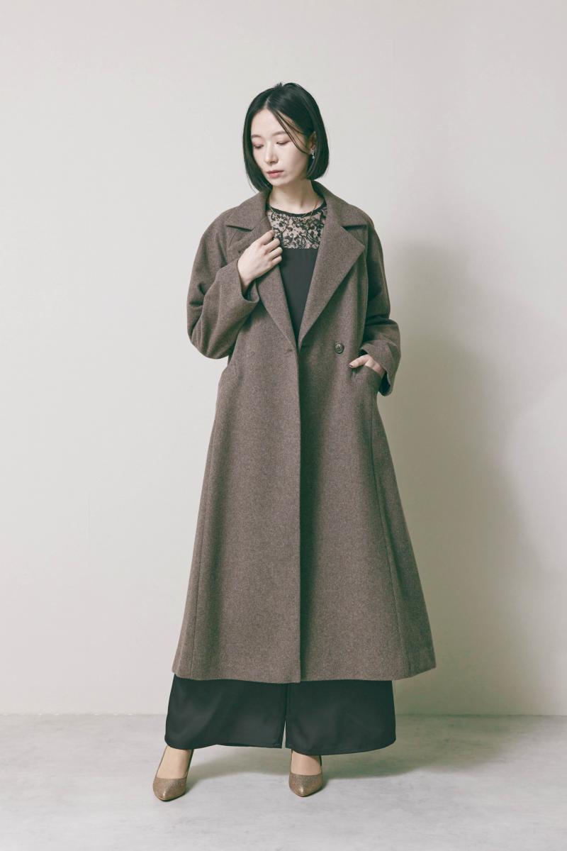 ブラウンのウールロングコート