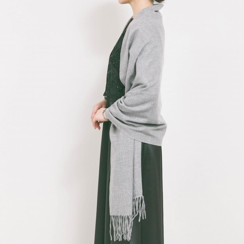 ライトグレーのカシミヤタッチストール