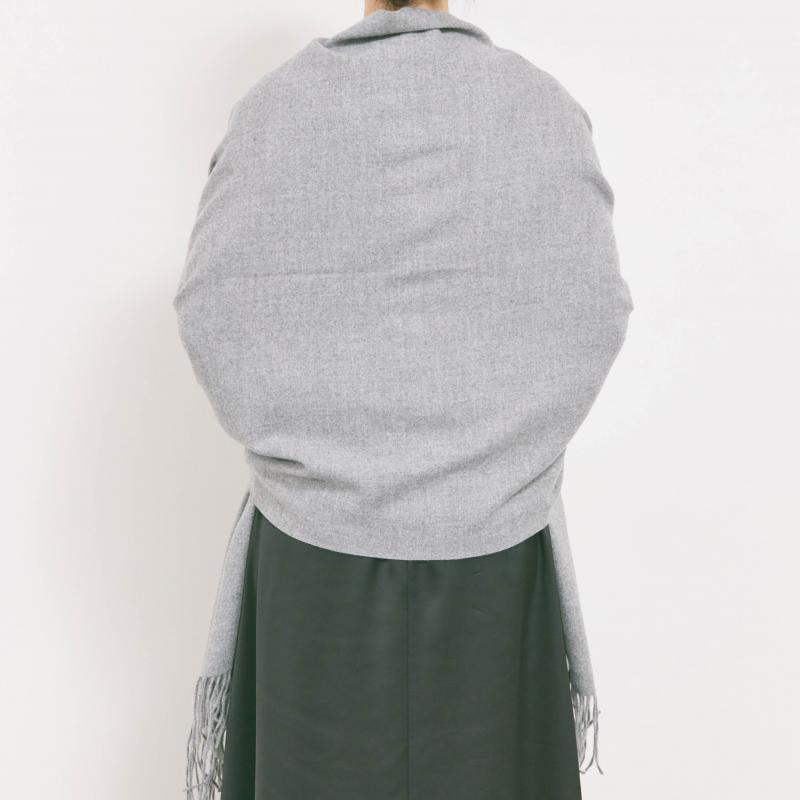 ライトグレーのカシミヤタッチストール