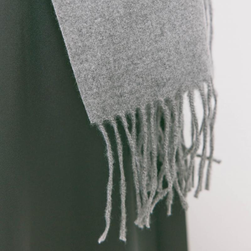 ライトグレーのカシミヤタッチストール