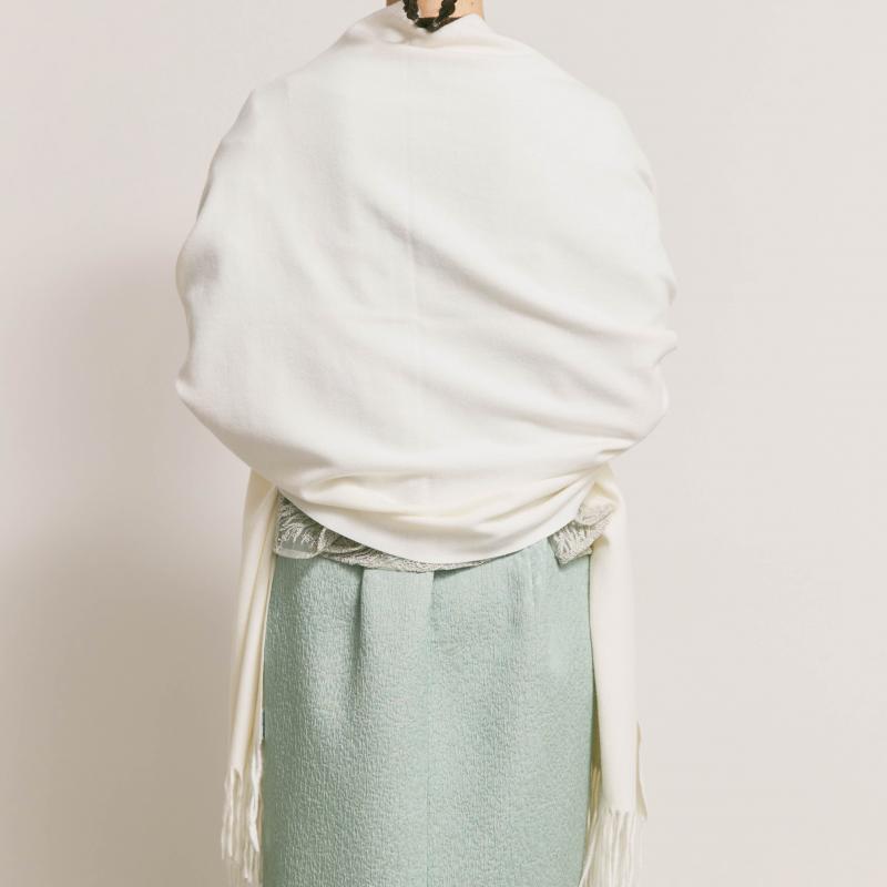 オフホワイトのカシミヤタッチストール