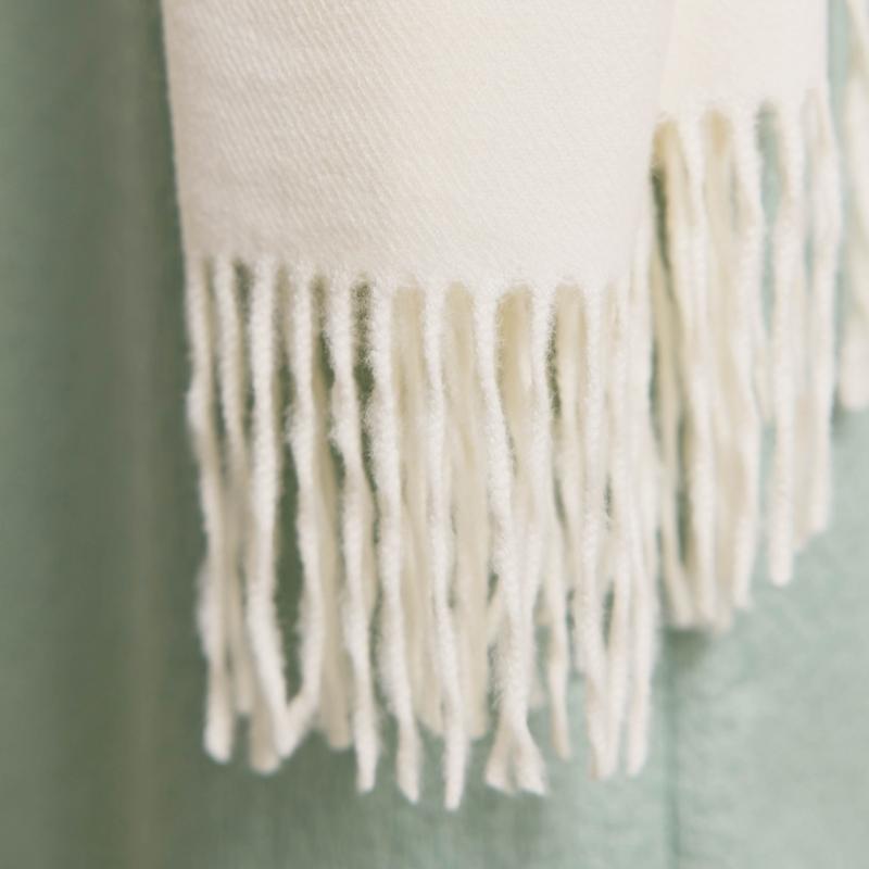 オフホワイトのカシミヤタッチストール