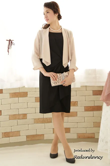 ブラックの膝丈変形ドレープドレス