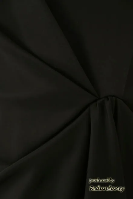 ブラックの膝丈変形ドレープドレス